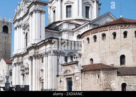 Romanischer Torre del Popolo (Volksturm) aus dem 2. Jahrhundert, barocker Duomo Nuovo (neue Kathedrale) Cattedrale estiva di Santa Maria Assunta von Giovanni Stockfoto