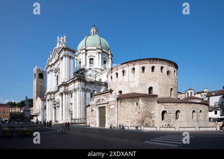 Romanischer Torre del Popolo (Volksturm) aus dem 2. Jahrhundert, barocker Duomo Nuovo (neue Kathedrale) Cattedrale estiva di Santa Maria Assunta von Giovanni Stockfoto