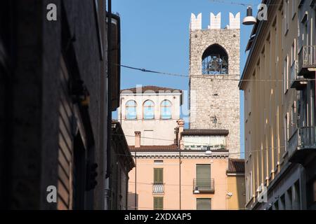 Romanischer Torre del Popolo (Volksturm) aus dem 12. Jahrhundert auf der Piazza Paolo VI (Paul VI. Platz) im historischen Zentrum von Brescia, Lombardei, Italien© Wojcie Stockfoto