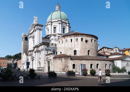 Romanischer Torre del Popolo (Volksturm) aus dem 2. Jahrhundert, barocker Duomo Nuovo (neue Kathedrale) Cattedrale estiva di Santa Maria Assunta von Giovanni Stockfoto