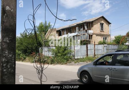 Nicht exklusiv: VASYLKIV, UKRAINE - 23. JUNI 2024 - Ein Wohngebäude wird durch einen russischen Raketenangriff beschädigt, Wasylkiv, Kiew, Nord-Ukra Stockfoto