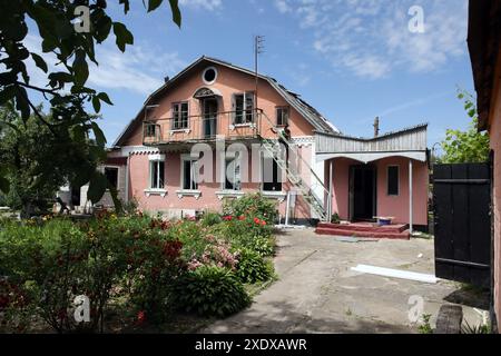 Nicht exklusiv: VASYLKIV, UKRAINE - 23. JUNI 2024 - Eine Frau geht die Treppe hinunter in ein Haus, das durch einen russischen Raketenangriff beschädigt wurde, in der Region Vasylkiv, Kiew, Stockfoto