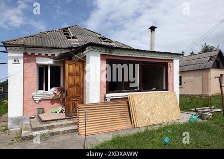 Nicht exklusiv: VASYLKIV, UKRAINE - 23. JUNI 2024 - Fenster werden in einem Haus zerstört, das durch einen russischen Raketenangriff beschädigt wurde, Wasylkiv, Kiew, Norden Stockfoto