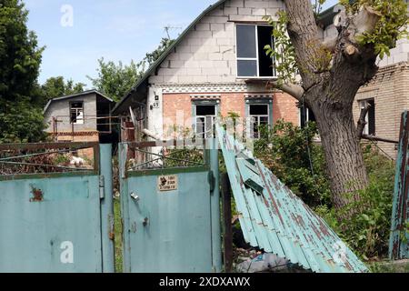 Nicht exklusiv: VASYLKIV, UKRAINE - 23. JUNI 2024 - Ein Haus wurde durch einen russischen Raketenangriff beschädigt, Wasylkiv, Kiew, Nordukraine. Sonntag Stockfoto