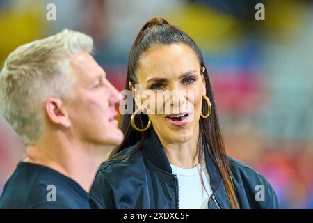 Frankfurt, Deutschland. Juni 2024. Esther Sedlaczek, Moderatorin ARD Sport Moderatorin, Sportmoderatorin, Journalistin, Bastian SCHWEINSTEIGER, Co-Moderator ARD in der Gruppe A Stage Match DEUTSCHLAND - SCHWEIZ 1-1 der UEFA Europameisterschaften 2024 am 23. Juni 2024 in Frankfurt, Deutschland. Fotograf: ddp Images/STAR-Images Credit: ddp Media GmbH/Alamy Live News Stockfoto