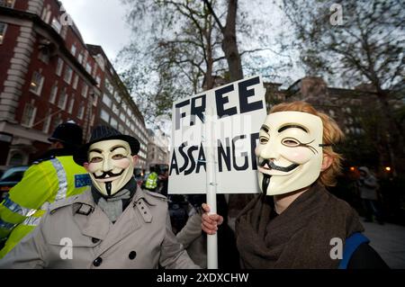 PIC ShowsL Dezember 2010 kostenlose Assange-Banner Julian Assange Kautionsanhörung am Westminster Magistrates Court in London die Polizei behält die Kontrolle über Unterstützer und Weltmedien außerhalb des Gerichts bild von Gavin Rodgers/ Pixel8000 07917221968 Stockfoto