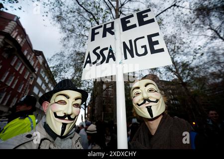 PIC ShowsL Dezember 2010 kostenlose Assange-Banner Julian Assange Kautionsanhörung am Westminster Magistrates Court in London die Polizei behält die Kontrolle über Unterstützer und Weltmedien außerhalb des Gerichts bild von Gavin Rodgers/ Pixel8000 07917221968 Stockfoto