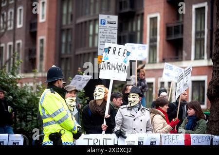 PIC ShowsL Dezember 2010 kostenlose Assange-Banner Julian Assange Kautionsanhörung am Westminster Magistrates Court in London die Polizei behält die Kontrolle über Unterstützer und Weltmedien außerhalb des Gerichts bild von Gavin Rodgers/ Pixel8000 07917221968 Stockfoto