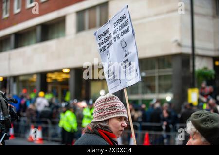 PIC ShowsL Dezember 2010 kostenlose Assange-Banner Julian Assange Kautionsanhörung am Westminster Magistrates Court in London die Polizei behält die Kontrolle über Unterstützer und Weltmedien außerhalb des Gerichts bild von Gavin Rodgers/ Pixel8000 07917221968 Stockfoto