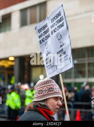 PIC ShowsL Dezember 2010 kostenlose Assange-Banner Julian Assange Kautionsanhörung am Westminster Magistrates Court in London die Polizei behält die Kontrolle über Unterstützer und Weltmedien außerhalb des Gerichts bild von Gavin Rodgers/ Pixel8000 07917221968 Stockfoto