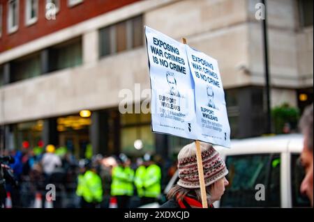 PIC ShowsL Dezember 2010 kostenlose Assange-Banner Julian Assange Kautionsanhörung am Westminster Magistrates Court in London die Polizei behält die Kontrolle über Unterstützer und Weltmedien außerhalb des Gerichts bild von Gavin Rodgers/ Pixel8000 07917221968 Stockfoto