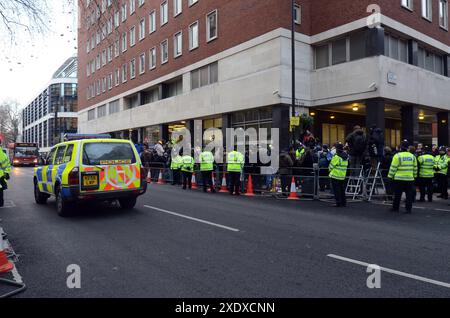 PIC-ShowsL Dezember 2010 Julian Assange Kautionsverhandlung am Westminster Magistrates Court in London Police behält die Kontrolle über Unterstützer und Weltmedien außerhalb des Gerichts bild von Gavin Rodgers/ Pixel8000 07917221968 Stockfoto