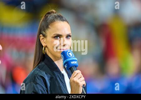 Frankfurt, Deutschland. Juni 2024. Esther Sedlaczek, Moderatorin ARD Sport Moderatorin, Sportmoderatorin, Journalistin, in der Gruppe A Stage Match DEUTSCHLAND - SCHWEIZ 1-1 der UEFA-Europameisterschaften 2024 am 23. Juni 2024 in Frankfurt, Deutschland. Fotograf: ddp Images/STAR-Images Credit: ddp Media GmbH/Alamy Live News Stockfoto