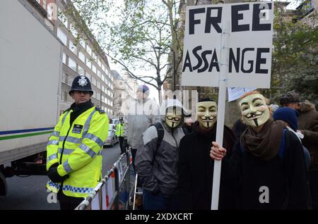 PIC-ShowsL Dezember 2010 Julian Assange Kautionsverhandlung am Westminster Magistrates Court in London Police behält die Kontrolle über Unterstützer und Weltmedien außerhalb des Gerichts bild von Gavin Rodgers/ Pixel8000 07917221968 Stockfoto