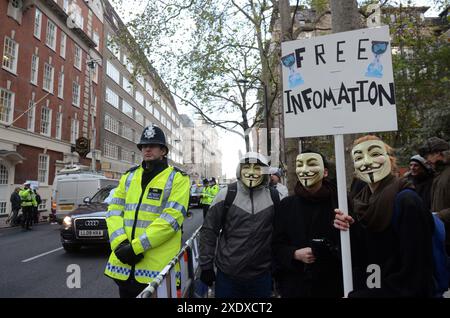 PIC-ShowsL Dezember 2010 Julian Assange Kautionsverhandlung am Westminster Magistrates Court in London Police behält die Kontrolle über Unterstützer und Weltmedien außerhalb des Gerichts bild von Gavin Rodgers/ Pixel8000 07917221968 Stockfoto