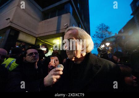 PIC-ShowsL Dezember 2010 John Pilger zeigte Unterstützung für Julian Assange Kautionsanhörung am Westminster Magistrates Court in London bild von Gavin Rodgers/ Pixel8000 07917221968 Stockfoto