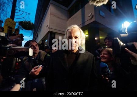 PIC-ShowsL Dezember 2010 John Pilger zeigte Unterstützung für Julian Assange Kautionsanhörung am Westminster Magistrates Court in London bild von Gavin Rodgers/ Pixel8000 07917221968 Stockfoto