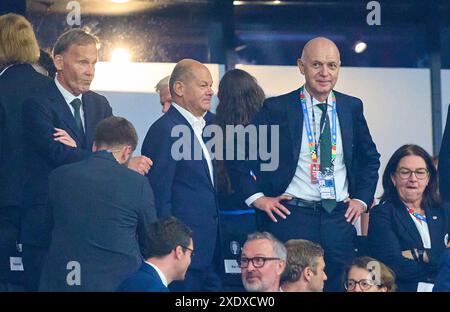 Frankfurt, Deutschland. Juni 2024. OLAF Scholz, Bundeskanzler Deutschland Bernd Neuendorf, DFB-Präsident des Deutschen Fußballverbandes, Hans-Joachim Watzke, Geschäftsführer des BVB, Mitglied des DFB-Präsidiums, DFB-Vizepräsident, in der Gruppe Ein Etappenspiel DEUTSCHLAND - SCHWEIZ 1-1 der UEFA-Europameisterschaften 2024 am 23. Juni 2024 in Frankfurt. Fotograf: ddp Images/STAR-Images Credit: ddp Media GmbH/Alamy Live News Stockfoto