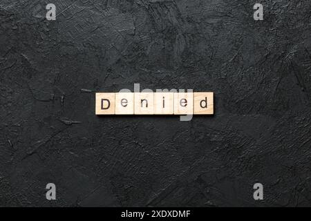 ABGELEHNTES Wort auf Holzblock geschrieben. ABGELEHNTER Text auf Zementtisch für Ihr Design, Konzept. Stockfoto