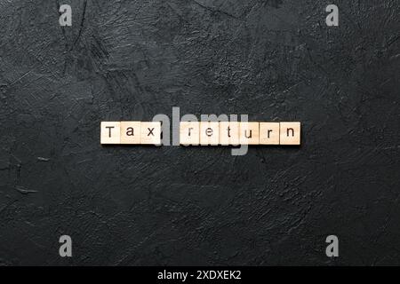 Das Wort der Steuererklärung steht auf Holzblock. Text der Steuererklärung auf der Zementtabelle für Ihr Vorhaben, Konzept. Stockfoto