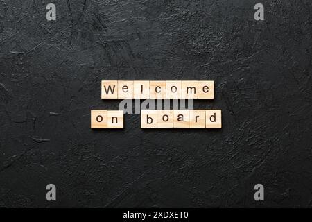 Begrüßung an Bord Wort auf Holzblock geschrieben. Begrüßung an Bord Text auf dem Tisch, Konzept. Stockfoto