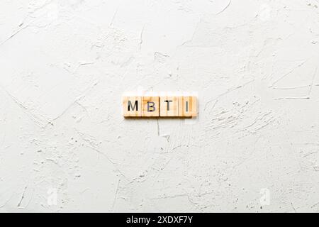 MBTI-Wort auf Holzblock geschrieben. Myers-Briggs Typ Indicator Text auf Tabelle, Konzept. Stockfoto