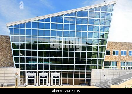 Indiana State Museum im White River State Park im Stadtzentrum von Indianapolis, Indiana, USA. Das Museum beherbergt Ausstellungen zu Wissenschaft, Kunst und Kultur Stockfoto