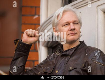 Aktenfoto vom 5/2017 von Julian Assange, der vor den Medien in der ecuadorianischen Botschaft in London spricht. Herr Assange wurde aus der Haft entlassen und verließ das Vereinigte Königreich, nachdem er eine Vereinbarung mit den US-Behörden getroffen hatte. Er wird nach seinem Plädoyer und seiner Urteilsverkündung, die für Mittwoch Vormittag Ortszeit auf den Marianen Inseln, einem US-commonwealth im Westpazifik, geplant ist, in sein Heimatland Australien zurückkehren. Ausgabedatum: Dienstag, 25. Juni 2024. Stockfoto