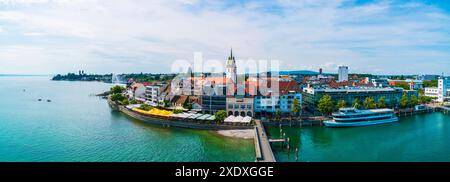 Friedrichshafen, Deutschland, 19. Juni 2023, XXL Panoramablick vom Touristenturm am Stadthafen bodensee mit blauem Himmel und vielen Besuchern Stockfoto