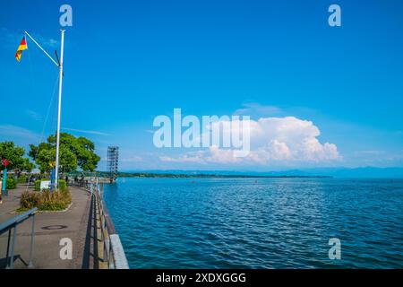 Friedrichshafen, Deutschland, 19. Juni 2023, schönes Sommerwetter in der Stadt an der bodensee-Küste voller Touristen im Sommer, die den See und die Cumul genießen Stockfoto