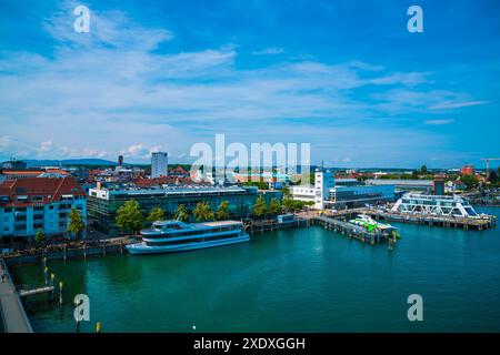 Friedrichshafen, Deutschland, 19. Juni 2023, Luftpanorama vom Touristenturm bodensee Hafen mit Ankerfähren für Personenbeförderung Stockfoto