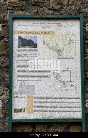 Altes abgenutztes Info-Straßenschild in der Nähe von Punta Mesco in Monterosso, Italien. Italienische Beschreibung von S. Antonio del Mesco. Stockfoto