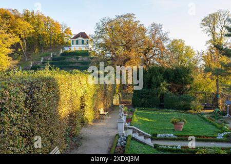 Corp de Logis und Gartenhaus Heinrichsburg im Herbst, Schlosspark am Barockschloss Diesbar-Seußlitz, Sächsisches Elbland, Sachsen, Deutschland *** Cor Stockfoto