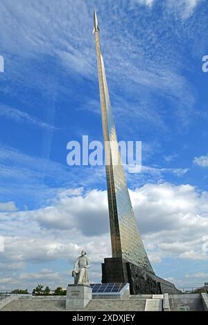 Denkmal für die Eroberer des Weltraums, riesiger Obelisk, der in Moskau errichtet wurde, um die Errungenschaften der sowjetischen Bevölkerung bei der Weltraumforschung zu feiern Stockfoto