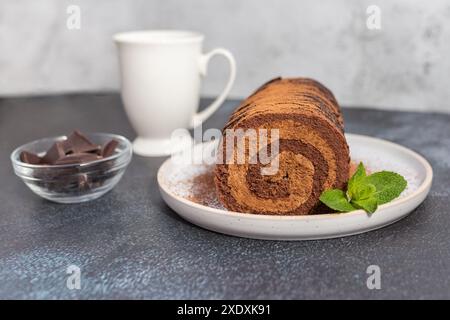 Hausgemachte Schokoladenrollen-Kuchen gefüllt mit Schokoladencreme. Schokoladenkuchen. Stockfoto