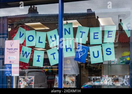 Freiwillig mit uns unterschreiben in einem Wohltätigkeitsgeschäft, Mind Charity Shop versucht mehr Freiwillige zu rekrutieren, England, Großbritannien Stockfoto