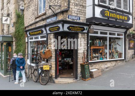 Antiquitäten- und Sammlergeschäft im Stadtzentrum von Pickering mit People Window Shopping, North Yorkshire, England, Großbritannien Stockfoto