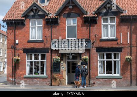 Das Buck Hotel and Pub in Thornton-le-Dale, einem hübschen Dorf in North Yorkshire, England, Großbritannien, und beliebte Touristenattraktion Stockfoto