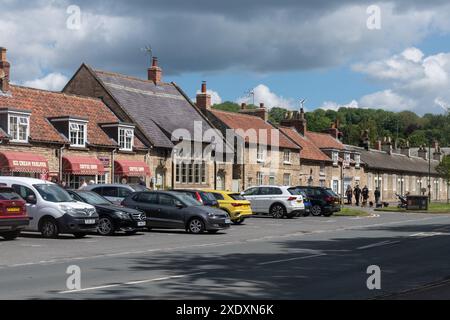 Thornton-le-Dale, Blick auf das hübsche Dorf in North Yorkshire, England, eine beliebte Touristenattraktion Stockfoto