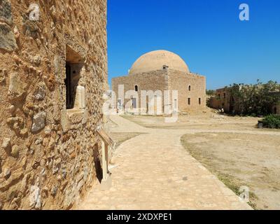 Die Sultan-Ibrahim-Khan-Moschee, Fortezz-Festung, Rethymno, Kreta, Griechenland. Der Komplex enthält auch das Erofil-Theater, verschiedene Tore und Kirchen, das Haus der Räte, den Bischofspalast usw. Das fortezza aus dem 16. Jahrhundert wurde von den Venezianern erbaut, die Kreta 1204-1669 besetzten, um die Stadt vor den osmanischen Invasionen Φρούριο Φορτέτζα zu schützen – Το Τζαμί του Σουλτάνου Ιμπραήμ Χαν, Κρήτη, Ρέθυμνο, Ελλάδα. Stockfoto