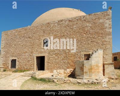 Die Sultan-Ibrahim-Khan-Moschee, Fortezz-Festung, Rethymno, Kreta, Griechenland. Der Komplex enthält auch das Erofil-Theater, verschiedene Tore und Kirchen, das Haus der Räte, den Bischofspalast usw. Das fortezza aus dem 16. Jahrhundert wurde von den Venezianern erbaut, die Kreta 1204-1669 besetzten, um die Stadt vor den osmanischen Invasionen Φρούριο Φορτέτζα zu schützen – Το Τζαμί του Σουλτάνου Ιμπραήμ Χαν, Κρήτη, Ρέθυμνο, Ελλάδα. Stockfoto