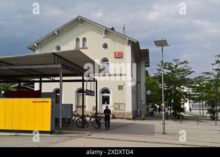 Deggendorf ist eine Kreisstadt im niederbayerischen Landkreis Deggendorf. Sie hat 35757 Einwohner - Stand 31. Dezember 2023 und seit 1994 eine Fachhochschule. Sie werden auch Donaustadt und Tor zum Bayerischen Wald genannt. Die Städte Deggendorf, Plattling und Osterhofen bilden das Oberzentrum Deggendorf. Foto: Bahnhof *** Deggendorf ist eine Kreisstadt im niederbayerischen Landkreis Deggendorf. Sie hat zum 31. Dezember 2023 35.757 Einwohner und verfügt seit 1994 über eine Fachhochschule. Plattierung an Stockfoto