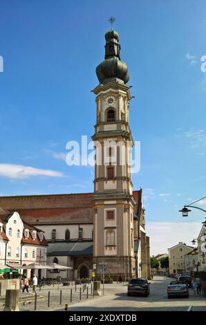 Deggendorf ist eine Kreisstadt im niederbayerischen Landkreis Deggendorf. Sie hat 35757 Einwohner - Stand 31. Dezember 2023 und seit 1994 eine Fachhochschule. Sie werden auch Donaustadt und Tor zum Bayerischen Wald genannt. Die Städte Deggendorf, Plattling und Osterhofen bilden das Oberzentrum Deggendorf. Foto: Die Grabkirche im Stadtzentrum *** Deggendorf ist eine Kreisstadt im niederbayerischen Landkreis Deggendorf und hat im Dezember 31 35.757 Einwohner. 2023 und seit 1994 besitzt sie eine Fachhochschule und ist auch als Donaustadt und Tor zum Bayerischen Wald bekannt Stockfoto