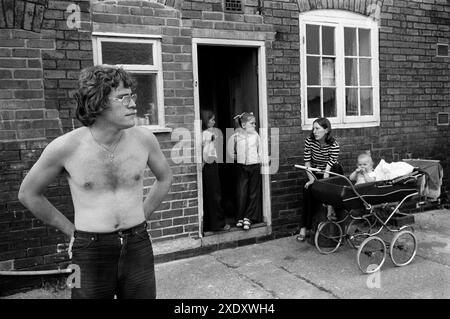 Kohlebergbau, Clive Backhouse und Familie. Carol Backhouse mit dem neuen Baby Craig. Die beiden Kinder in der hinteren Tür sind Tracy und Kathleen Whitehall, die Nachbarn auf dem Northfield Anwesen sind. South Kirkby, Yorkshire England 1979. HOMER SYKES AUS DEN 1970ER JAHREN Stockfoto