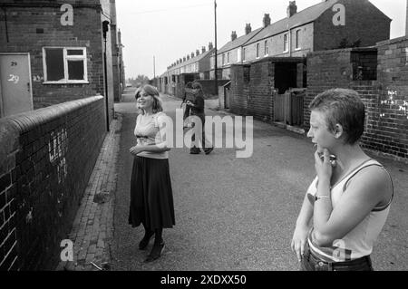 Kohlebergbaugrube Dorf 1970s UK. Mädchen im Teenageralter hängen herum, in Club Terrace und Duke Street, National Union of Mineworkers (NUM) Housing. South Kirkby Colliery, Yorkshire, England 1979 HOMER SYKES Stockfoto