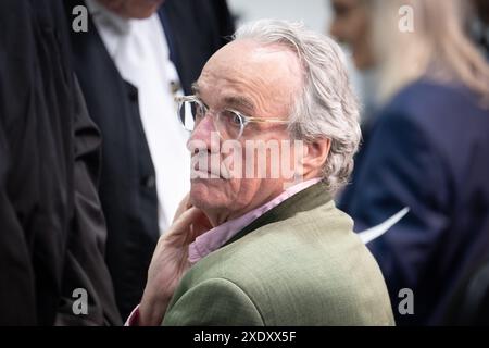 25. Juni 2024, Hessen, Frankfurt/Main: Heinrich XIII. Prinz Reuß, Hauptangeklagter im Prozess gegen eine angebliche „Reichsbürgerengruppe“, sitzt zwischen seinen Verteidigern im Dock. Die Bundesanwaltschaft wirft den neun Angeklagten unter anderem die Mitgliedschaft in einer terroristischen Organisation vor. Foto: Boris Roessler/dpa Stockfoto