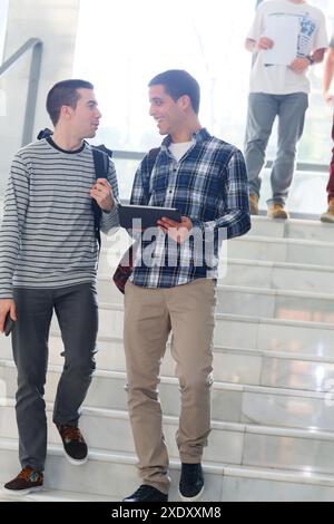 Junge Studenten auf dem Campus mit einem digitalen Tablet Stockfoto