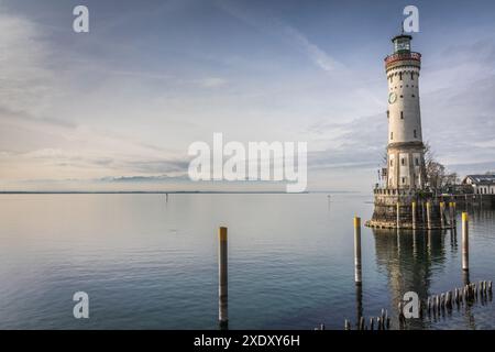 Geographie / Reise, Deutschland, Bayern, Leuchtturm am Hafeneingang, Lindau am Bodensee, ADDITIONAL-RIGHTS-CLEARANCE-INFO-NOT-AVAILABLE Stockfoto