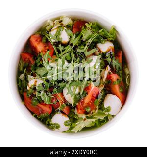 Chorizo-Salat mit Kirschtomaten, Mozzarella und wilder Rucola Stockfoto