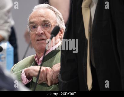 25. Juni 2024, Hessen, Frankfurt/Main: Heinrich XIII. Prinz Reuß, Hauptangeklagter im Prozess gegen eine angebliche „Reichsbürgerengruppe“, sitzt zwischen seinen Verteidigern im Dock. Die Bundesanwaltschaft wirft den neun Angeklagten unter anderem die Mitgliedschaft in einer terroristischen Organisation vor. Foto: Boris Roessler/dpa Stockfoto